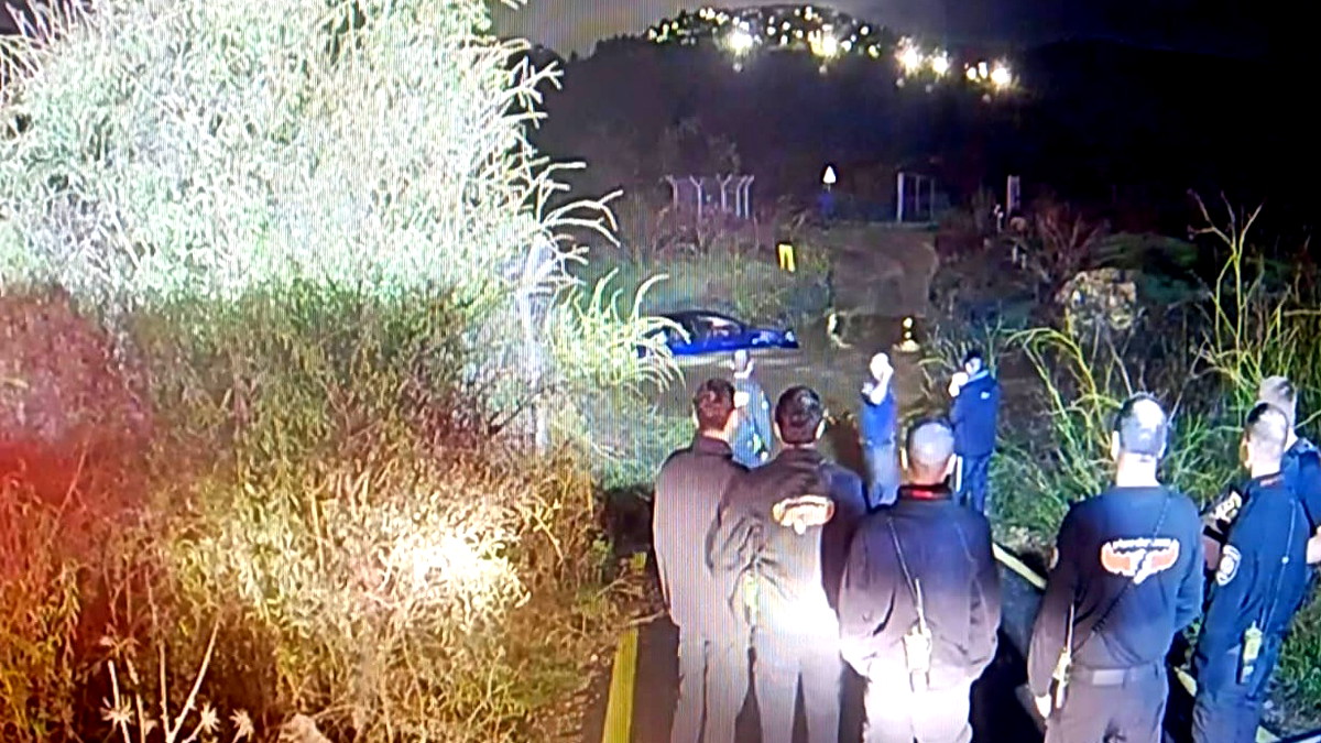 القدس: انقاذ عالقين من مركبة علقت في السيول