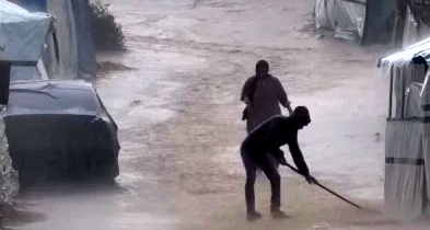 وفاة 14 شخصًا وانجراف وغرق 27 ألف خيمة جراء الأمطار والبرد في قطاع غزة