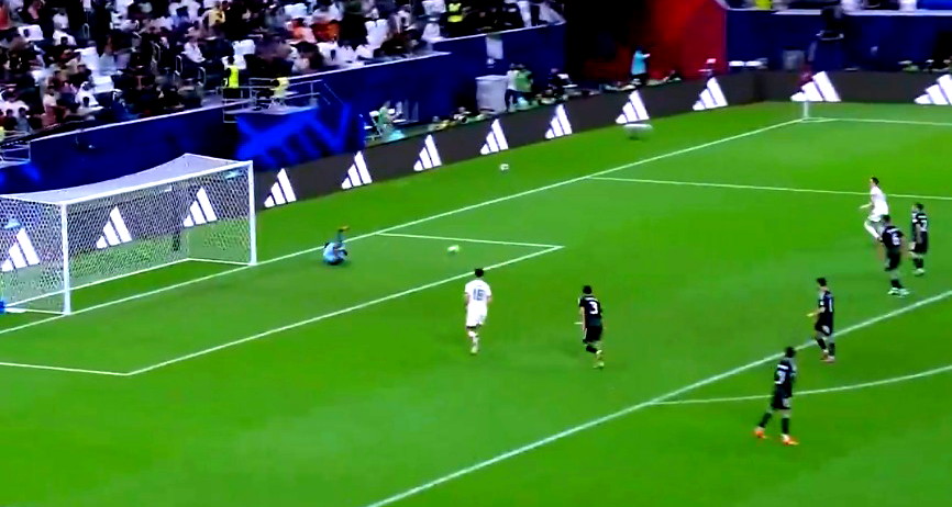 الإمارات تجرد الجزائر من اللقب وتتأهل إلى نصف نهائي كأس العرب 