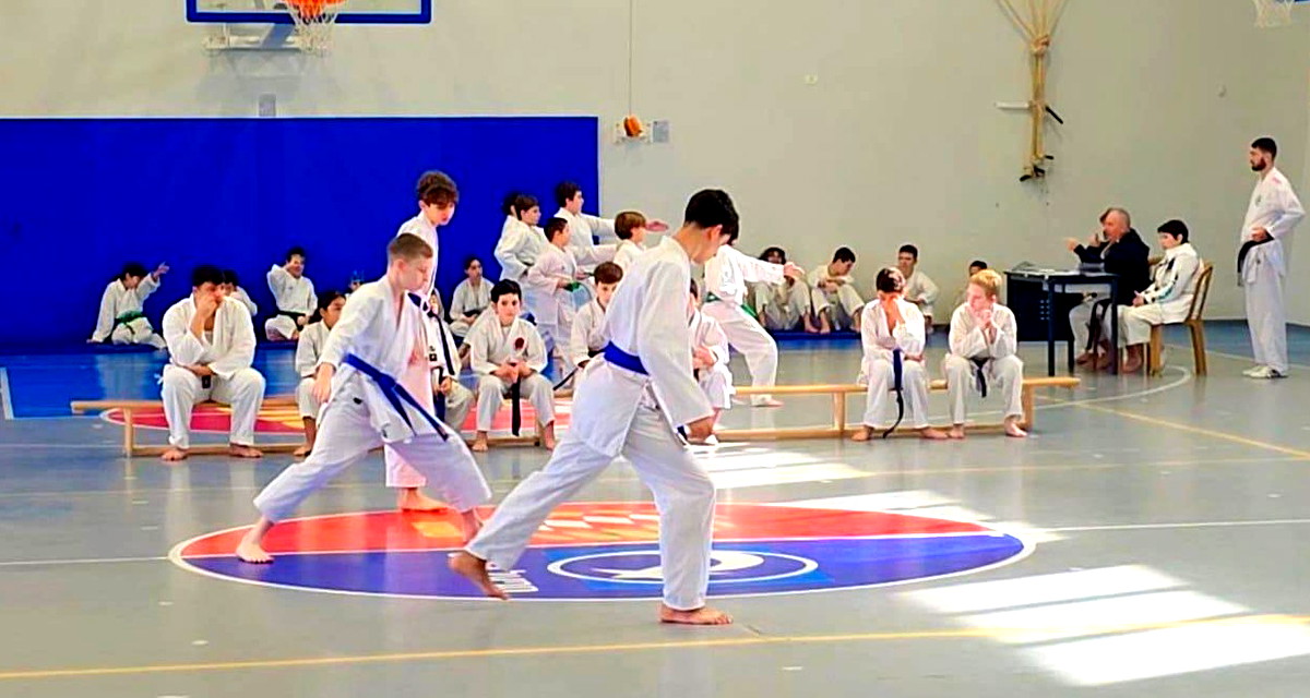 المزرعة تستضيف مخيم كاراتيه يعزز التعايش وبناء الجسور بين الشباب