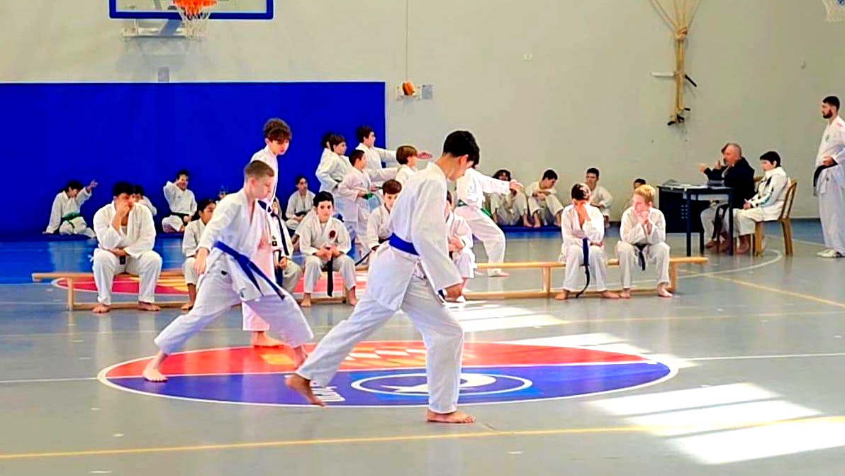 المزرعة تستضيف مخيم كاراتيه يعزز التعايش وبناء الجسور بين الشباب