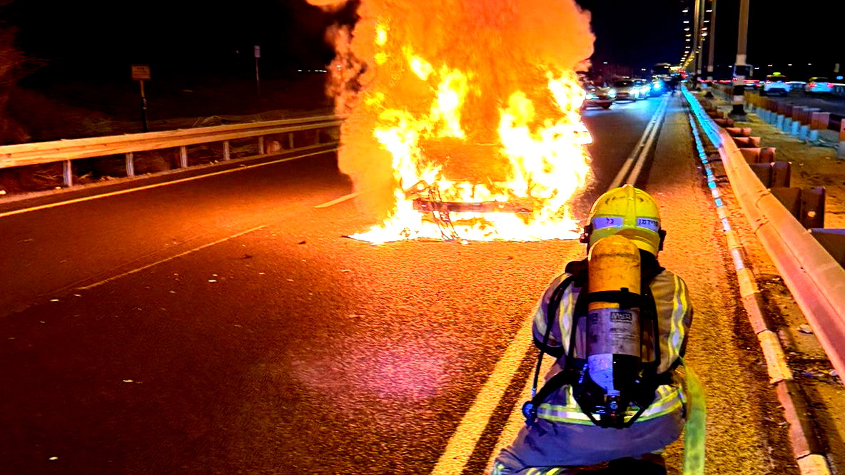 حريق في سيارة على شارع رقم 4 في منطقة الخضيرة دون إصابات