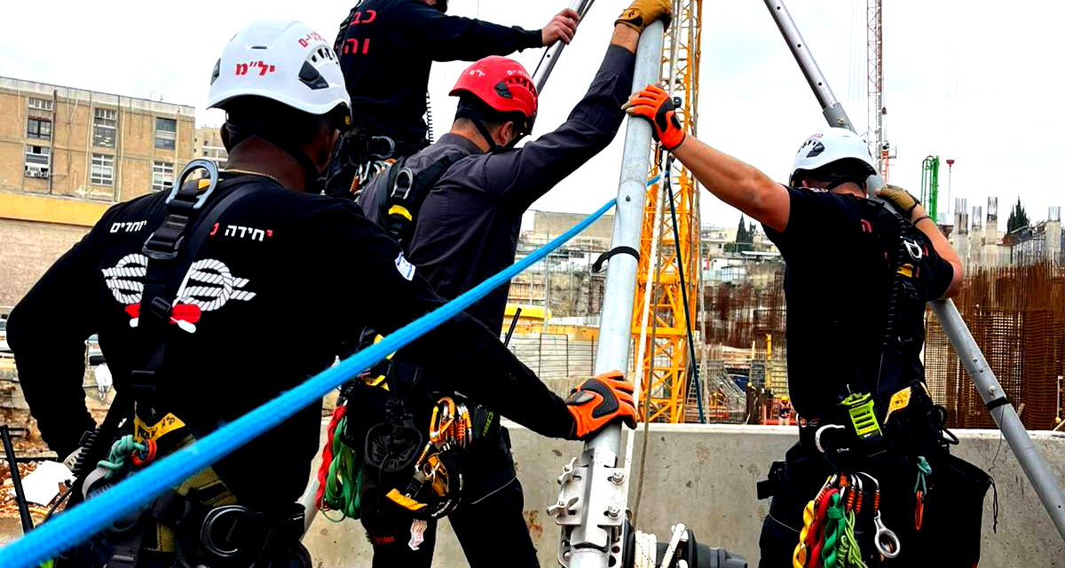 توثيق بالفيديو: تخليص عامل بعد سقوطه في حفرة بعمق 30 مترًا خلال عمله بأحد أحياء مدينة القدس 