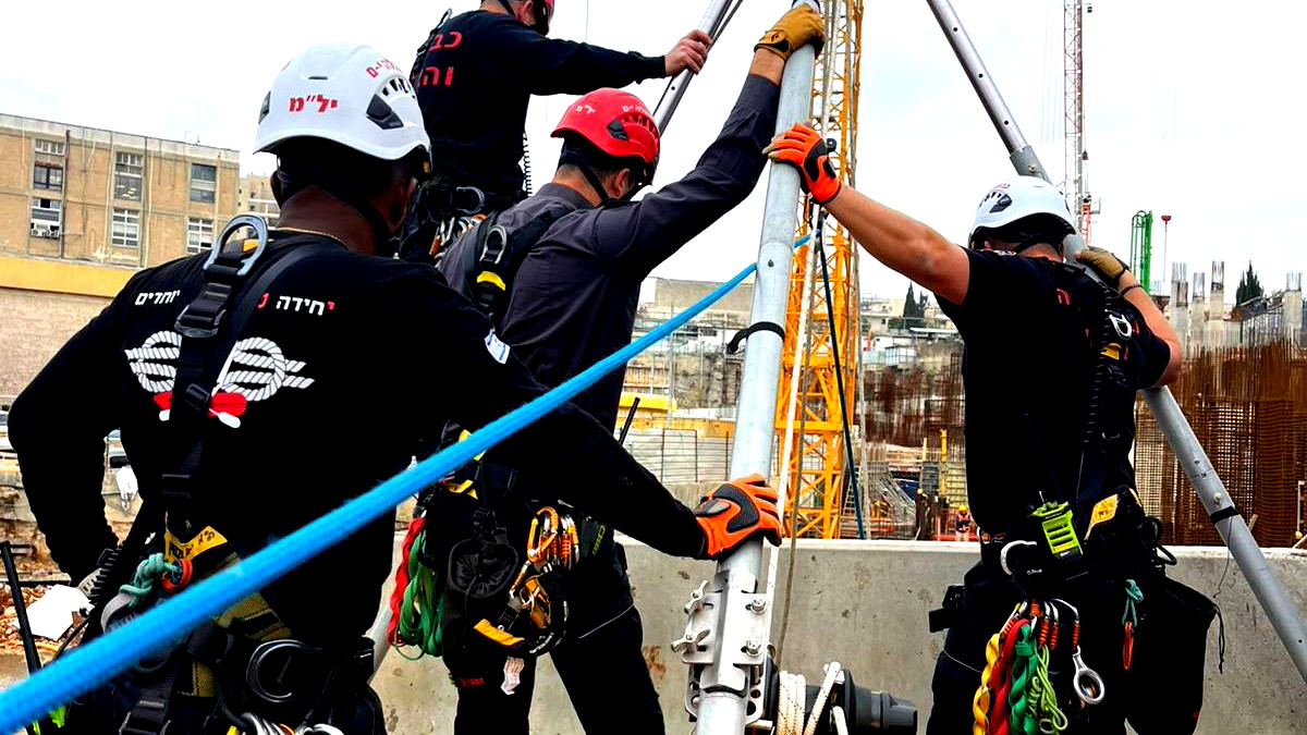 توثيق بالفيديو: تخليص عامل بعد سقوطه في حفرة بعمق 30 مترًا خلال عمله بأحد أحياء مدينة القدس