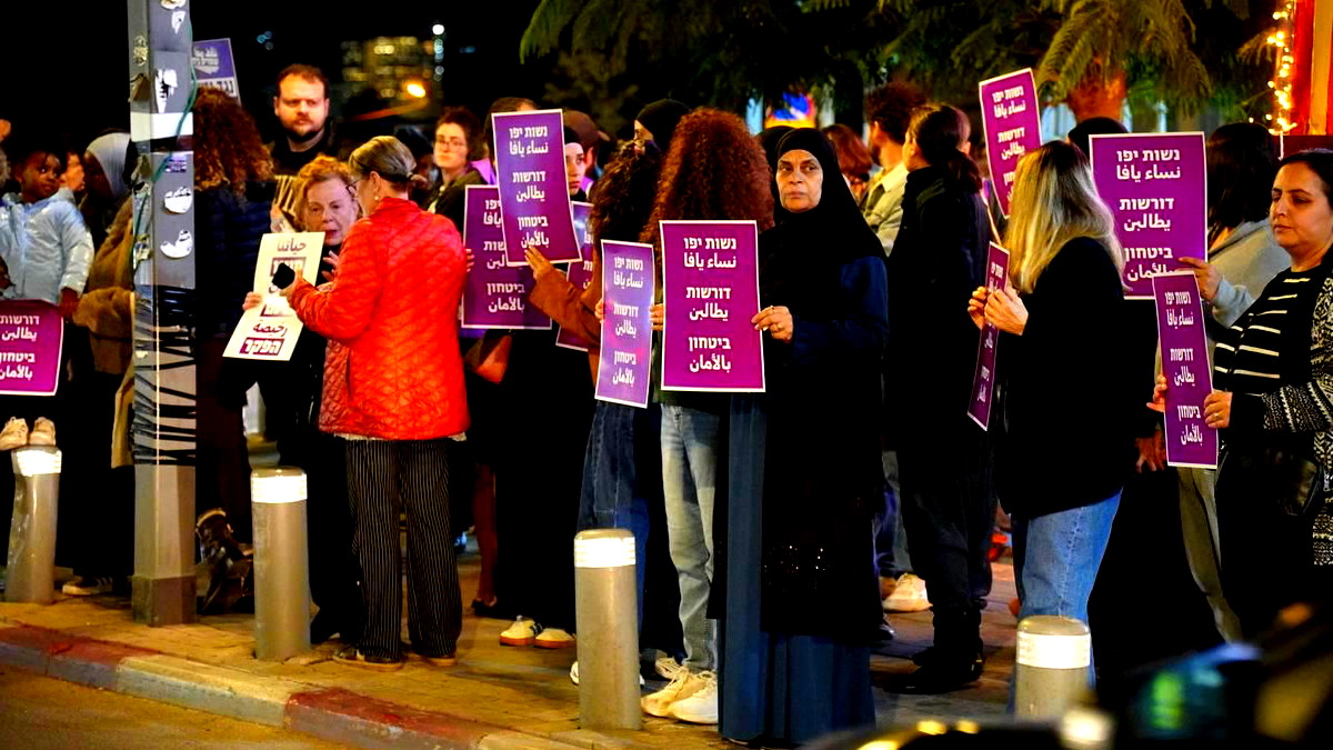 عشرات النساء العربيات واليهوديات يتظاهرن في يافا بعد الاعتداء العنصري والاعتقالات| نقف معًا: لا نسمح باستمرار هذا الواقع