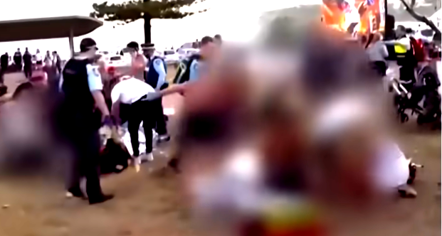  بعد مقتل 16 شخصًا- الشرطة الأسترالية تكشف هُوية منفّذي الهجوم المسلح في سيدني 