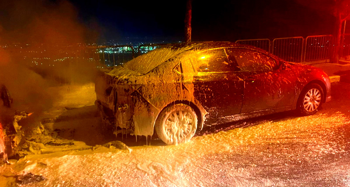 حيفا: اندلاع حريق داخل سيارة كهربائية يخلفّ أضرارًا جسيمة... لم تسجل إصابات 