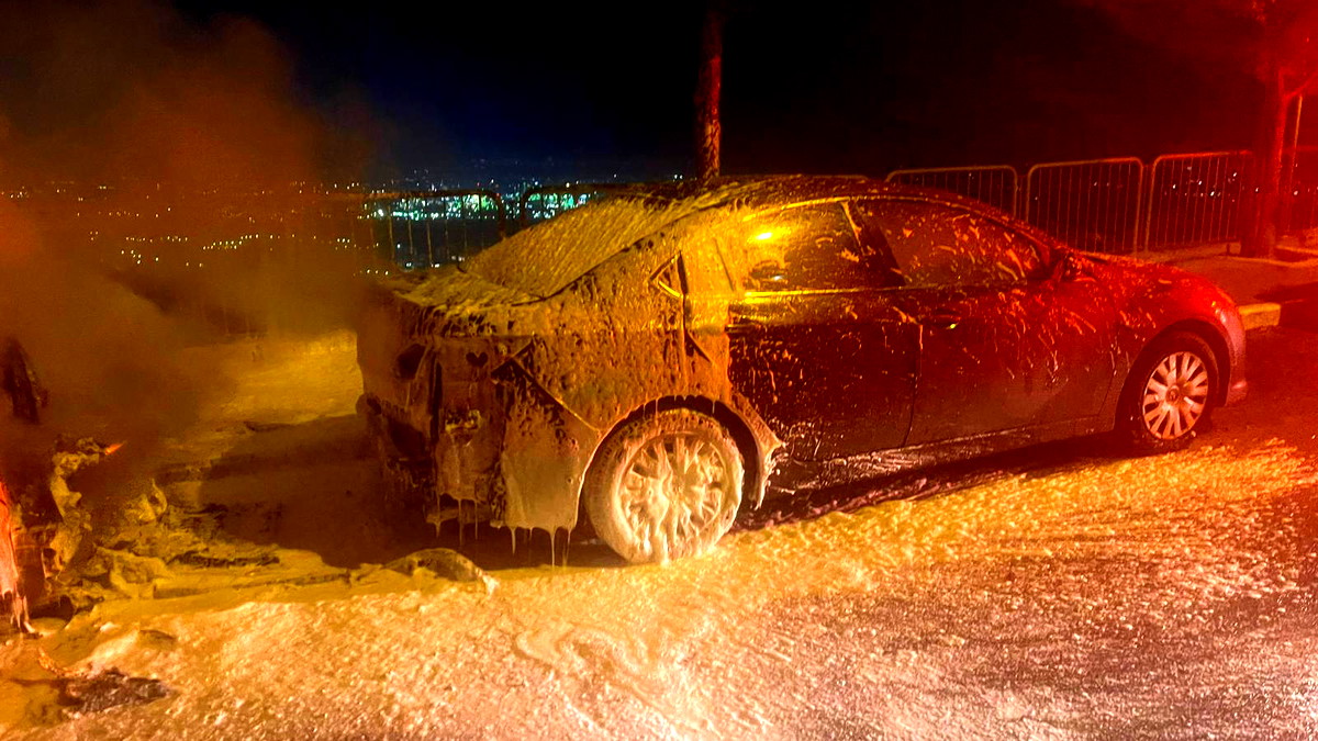 حيفا: اندلاع حريق داخل سيارة كهربائية يخلفّ أضرارًا جسيمة... لم تسجل إصابات