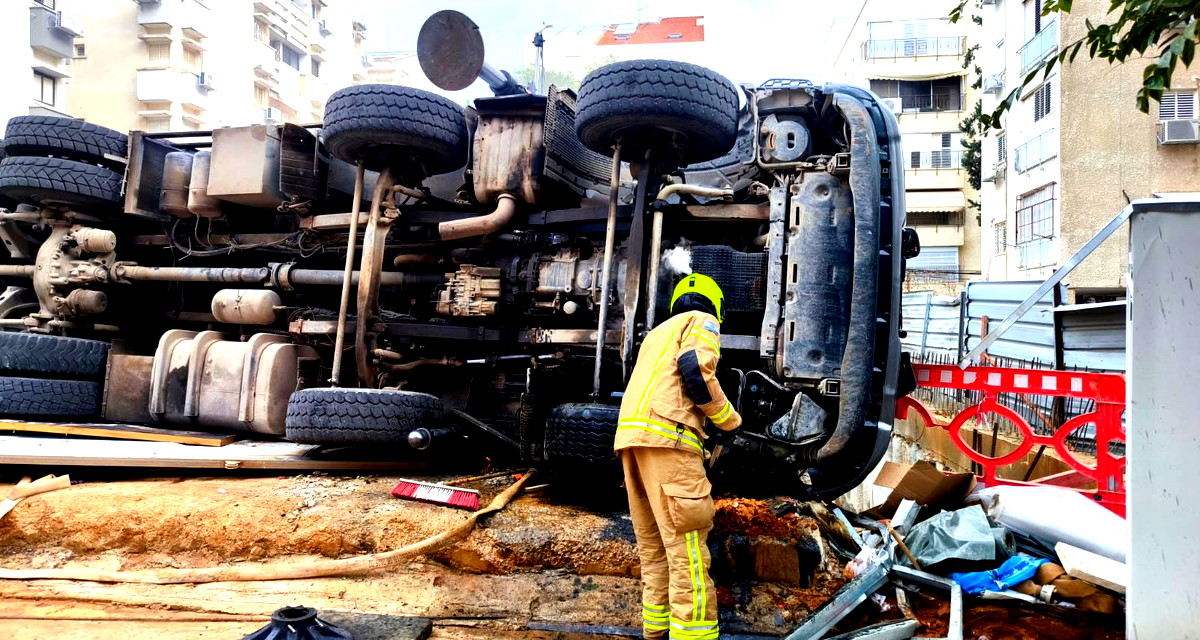 بالفيديو: انقلاب شاحنة داخل ورشة بناء في كفار سابا... لا يوجد إصابات في المكان 