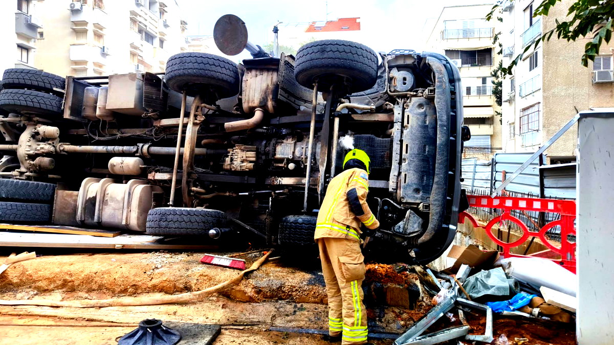 بالفيديو: انقلاب شاحنة داخل ورشة بناء في كفار سابا... لا يوجد إصابات في المكان