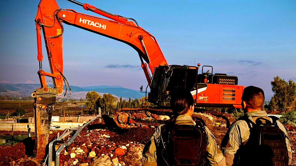 توثيق بالفيديو| صباح اليوم - هدم جدار بطول 200 متر في بلدة طوبا الزنغرية بُني بشكلٍ غير قانوني