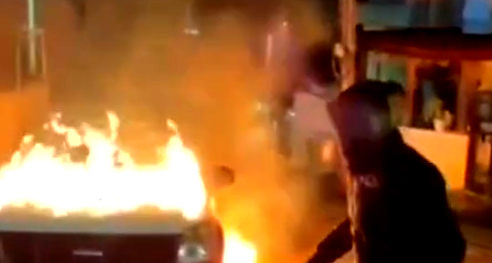 وثّق نفسه- شاب يضرم النيران بمركبة بأحد الأحياء السكنية في مدينة سخنين