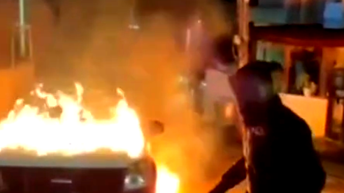 وثّق نفسه- شاب يضرم النيران بمركبة بأحد الأحياء السكنية في مدينة سخنين