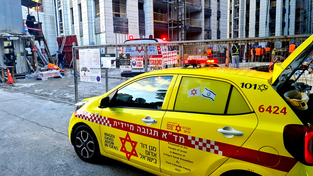 كريات اونو: اصابة عاملين (40 عامًا) بجراح خطيرة ومتوسطة اثر سقوط جسم ثقيل عليهما في ورشة بناء