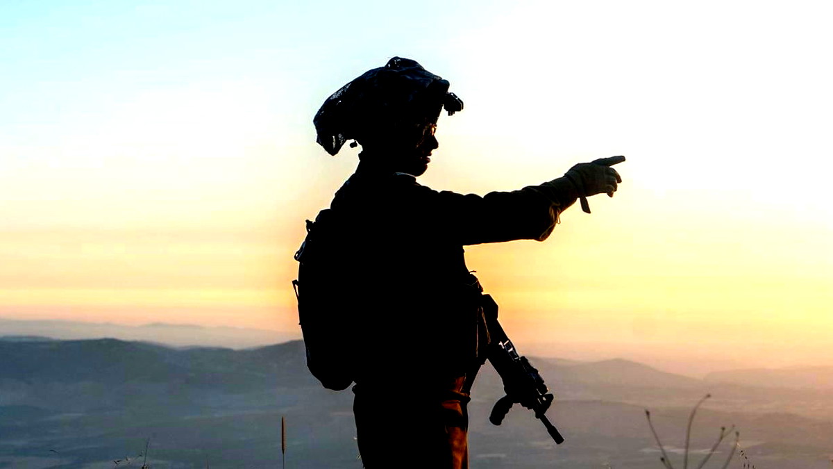 مقتل جندي عربي متأثرًا بجروح أصيب بها بإطلاق نار في قاعدة عسكرية شمالي البلاد