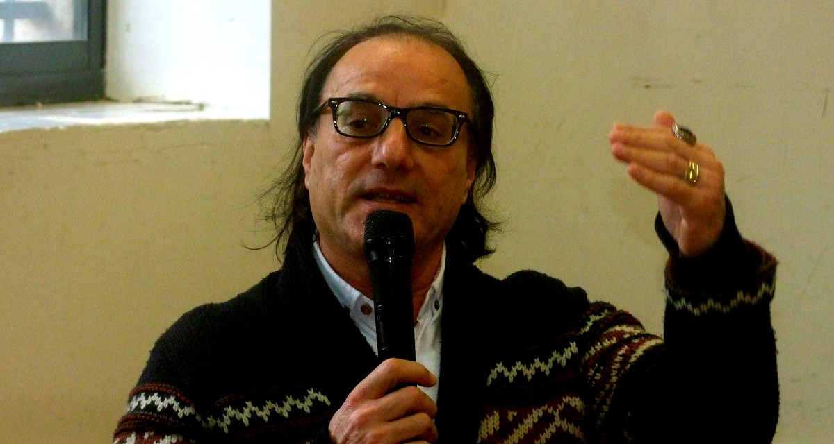 بين التصفيق الرقمي وتآكل المعايير: قراءة نقدية في المشهد الأدبي المحلي ضمن السياق العربي 