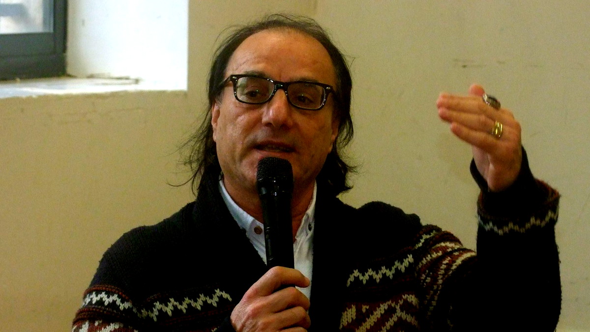 بين التصفيق الرقمي وتآكل المعايير: قراءة نقدية في المشهد الأدبي المحلي ضمن السياق العربي