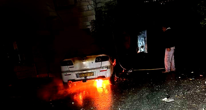مصادر فلسطينية: مستوطنون يهاجمون بلدة عين يبرود شرق رام الله ويحرقون مركبات ويخطون شعارات معادية 