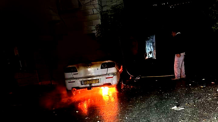 مصادر فلسطينية: مستوطنون يهاجمون بلدة عين يبرود شرق رام الله ويحرقون مركبات ويخطون شعارات معادية