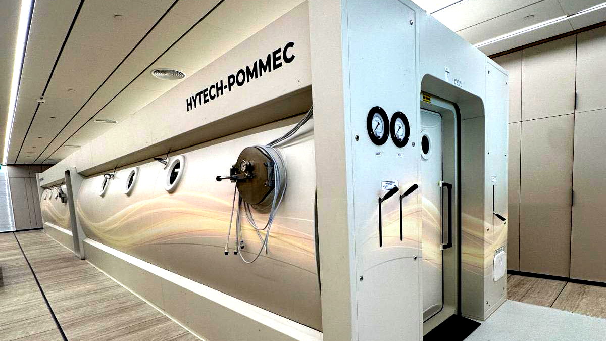 المركز الطبي زيڤ في صفد يرفع سقف المعايير الطبية: علاج متطور في غرفة الاكسجين عالي الضغط الجديدة ينقذ قدم متعالج من البتر