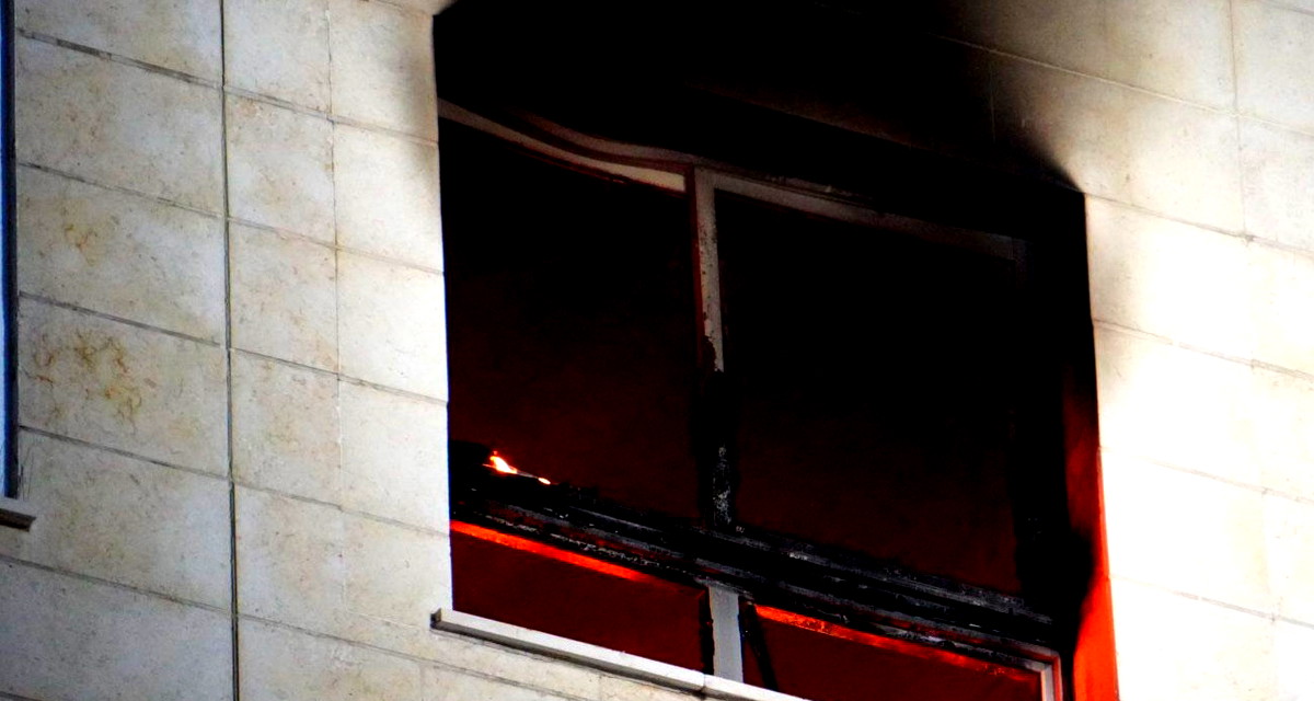 اشدود: انقاذ سيدة جراء حريق في مبنى سكني 