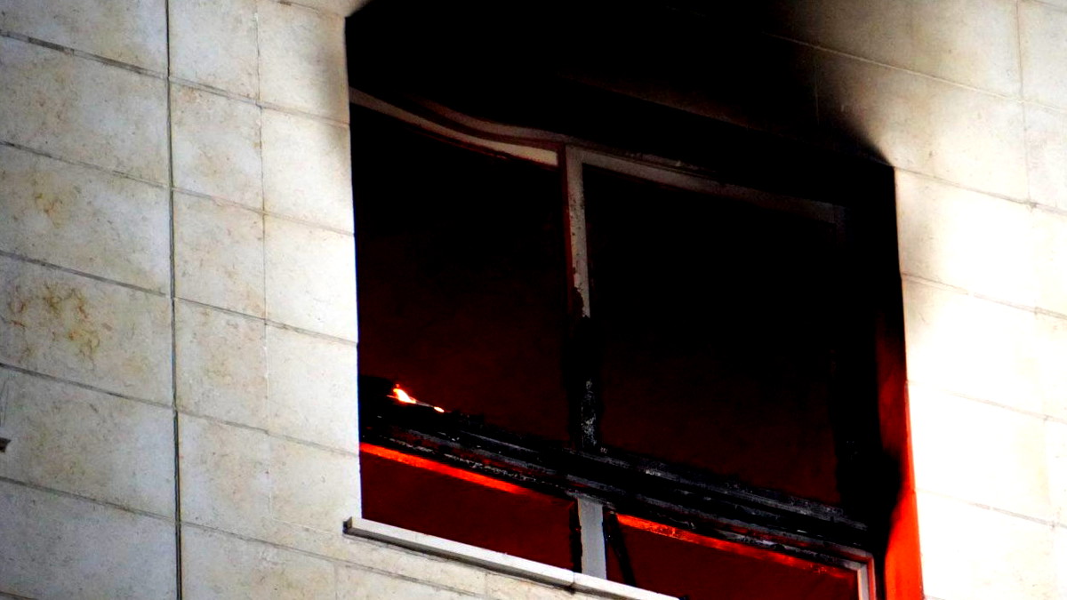 اشدود: انقاذ سيدة جراء حريق في مبنى سكني