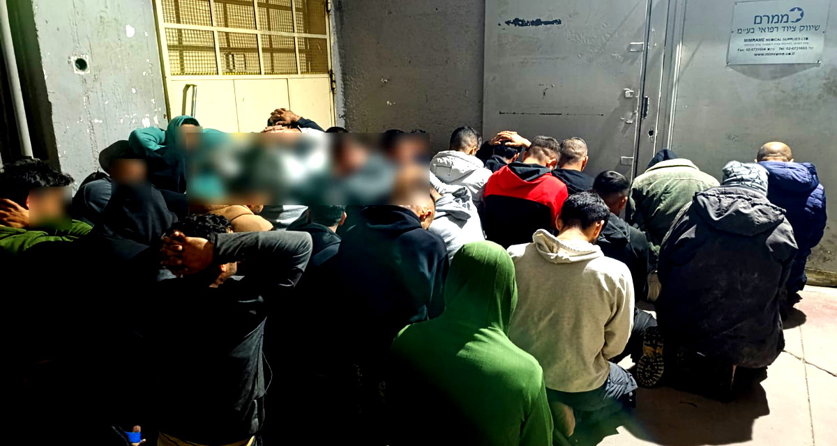 القدس:العثور وإلقاء القبض على 30 مقيمًا غير شرعي داخل مبنى والقبض على شاب (27 عامًا) للاشتباه بقيامه بإيواء المقيمين 