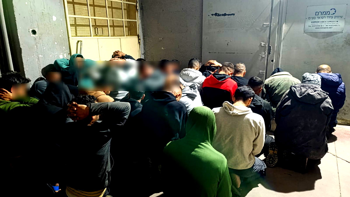 القدس:العثور وإلقاء القبض على 30 مقيمًا غير شرعي داخل مبنى والقبض على شاب (27 عامًا) للاشتباه بقيامه بإيواء المقيمين 