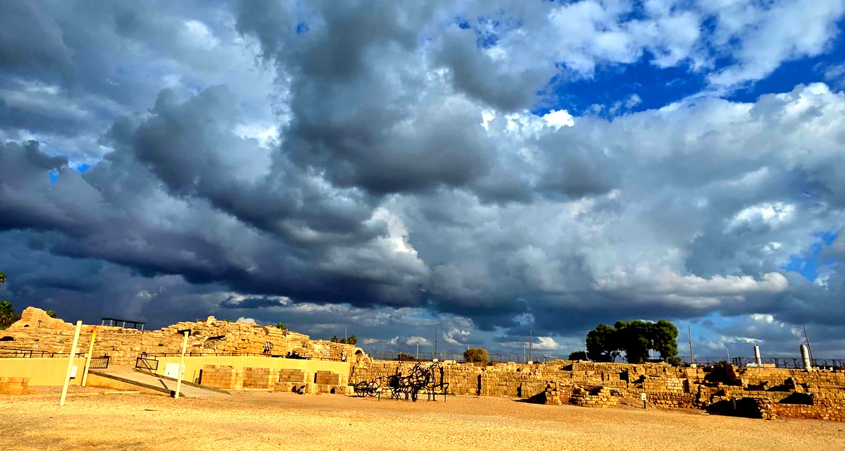 حالة الطقس : جو مستقر وبارد نسبي وغائم جزئي 