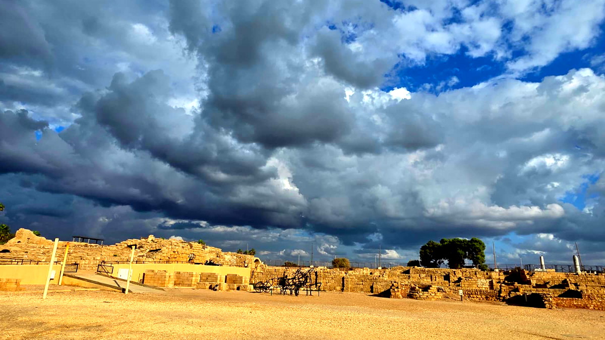 حالة الطقس : جو مستقر وبارد نسبي وغائم جزئي 