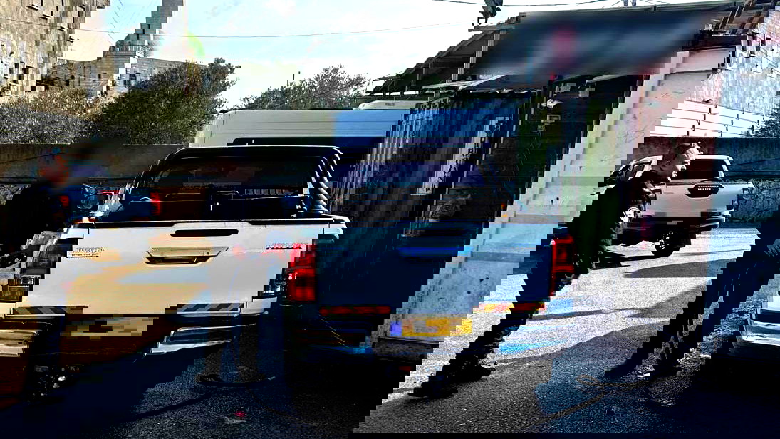 توثيق بالفيديو| اعتقال شابين (26، 30 عامًا) بشبهة تشغيل محطة وقود غير قانونية في بلدة الزرازير