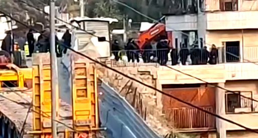 مصادر: الآليات الإسرائيليّة تهدم بناية سكنية يقيم فيها حَوالَيْ 100 مواطن في حي رأس العمود بمدينة القدس