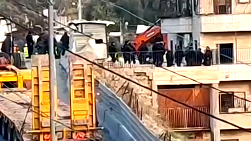 مصادر: الآليات الإسرائيليّة تهدم بناية سكنية يقيم فيها حَوالَيْ 100 مواطن في حي رأس العمود بمدينة القدس