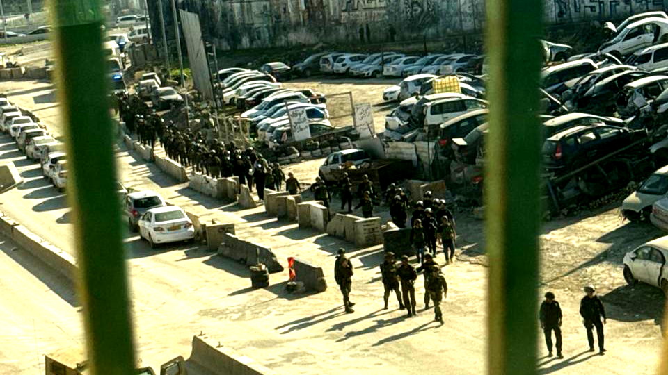 التّصعيد في الضفة الغربية... ثلاث إصابات برصاص الجيش الإسرائيليّ عقب اقتحام واسع لمخيّم قلنديا شماليّ القدس