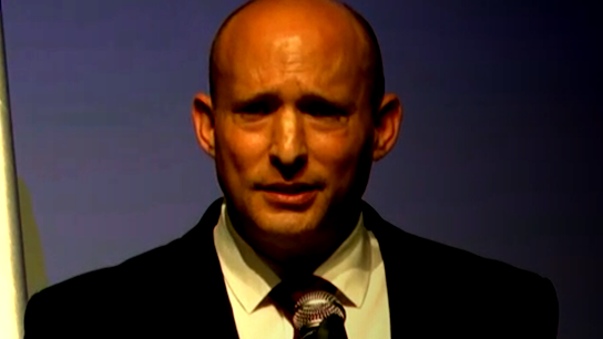 بنيت يفتح النار في قضية "قطر-جيت": "مكتب نتنياهو عمل لصالح العدو.. وهذه الخيانة الأخطر في تاريخ إسرائيل"