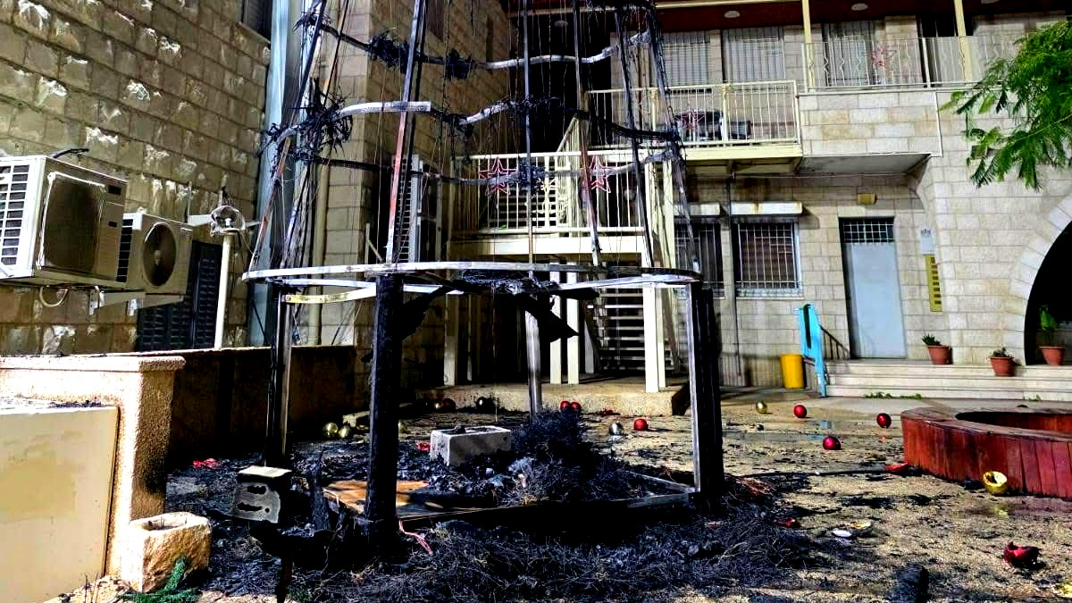  اعتقال ثلاثة أشخاص مشتبه باعتدائهم على كنيسة دير اللاتين في جنين وإحراق شجرة الميلاد