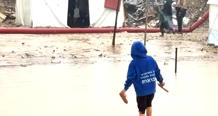 مصادر: خرق متواصل لإطلاق النار وبرد قارس يفتك بالنازحين… معاناة إنسانية تتفاقم في قطاع غزة