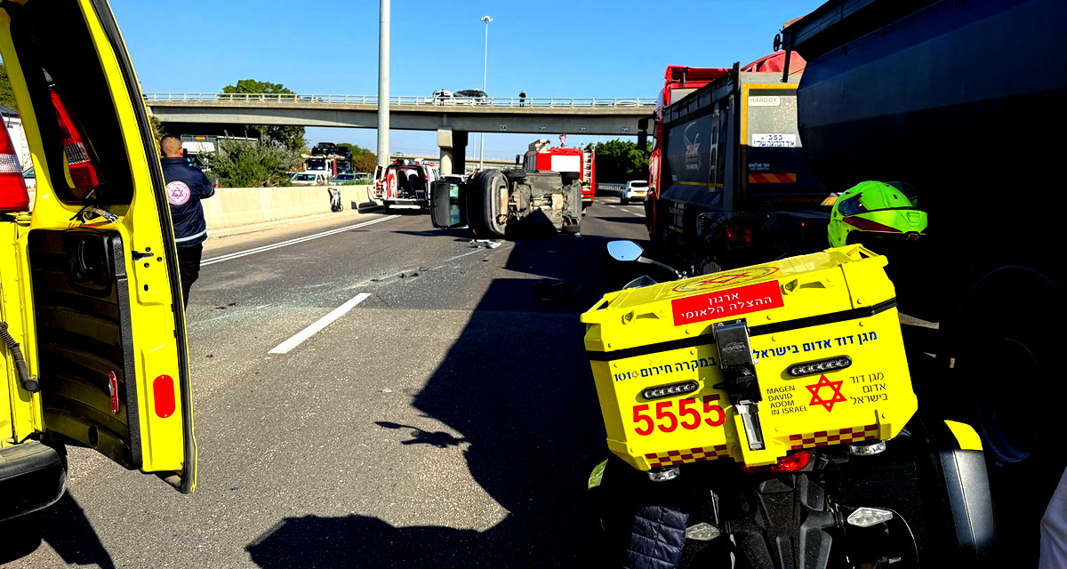 إصابة 5 أشخاص بجراح خطيرة وطفيفة إثر حادث طرق بين 3 شاحنات وسيارة على شارع 6 قرب كفرقاسم 