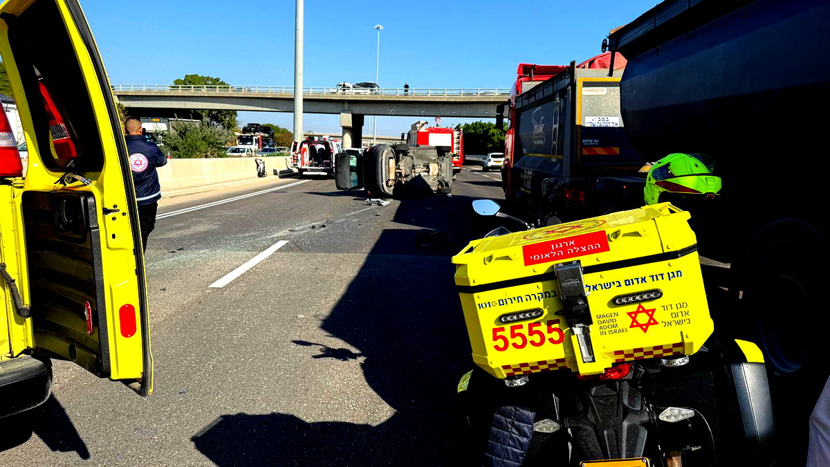 إصابة 5 أشخاص بجراح خطيرة وطفيفة إثر حادث طرق بين 3 شاحنات وسيارة على شارع 6 قرب كفرقاسم