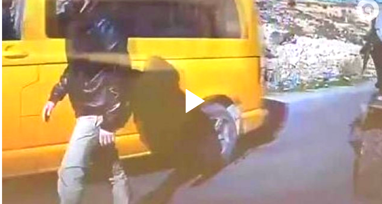 توثيق خطير -  لحظة دهس مستوطن لفلسطيني وهو يصلي في قرية دير جرير شمال شرق رام الله 