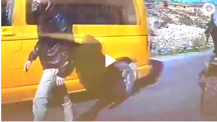 توثيق خطير -  لحظة دهس مستوطن لفلسطيني وهو يصلي في قرية دير جرير شمال شرق رام الله 