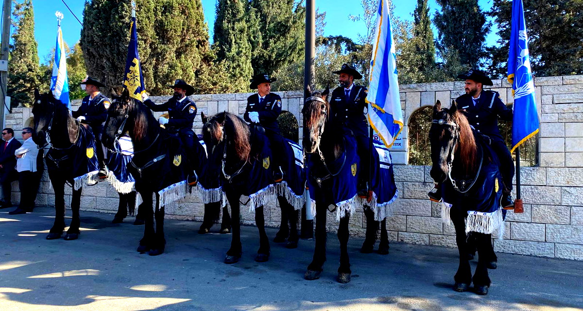 القدس: الشرطة ترافق مواكب عيد الميلاد للمصلين المسيحيين من البلدة القديمة إلى بيت لحم 