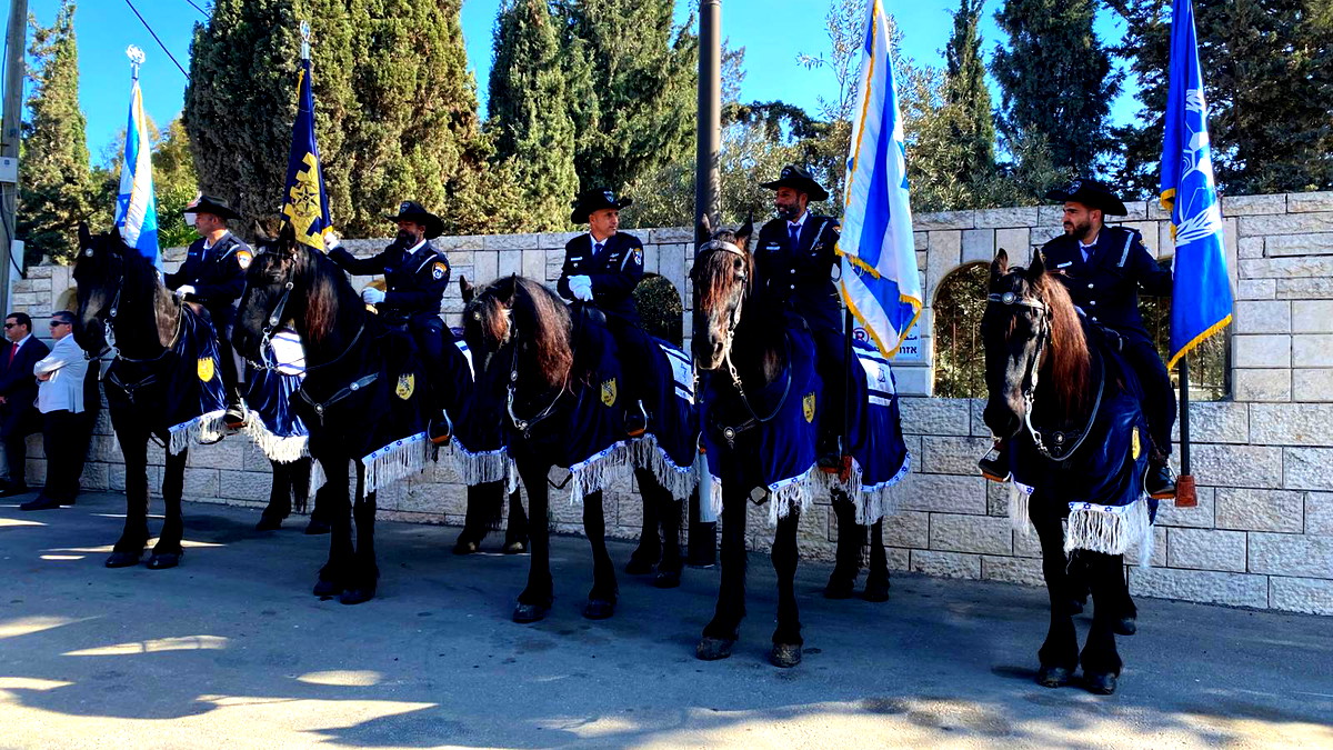 القدس: الشرطة ترافق مواكب عيد الميلاد للمصلين المسيحيين من البلدة القديمة إلى بيت لحم