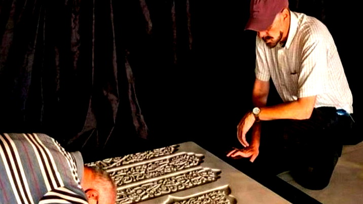 صحفي إسرائيلي يزور ضريح نصر الله في ضاحية بيروت الجنوبية ويلتقط صورا!