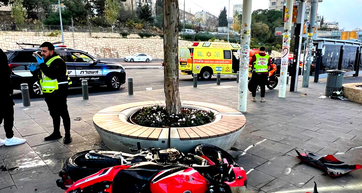 القدس: إصابة شاب بجراح خطيرة إثر حادث دراجة نارية