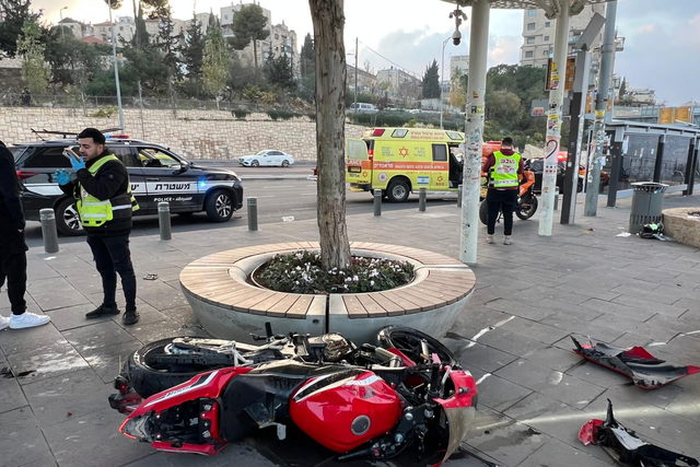 القدس: إصابة شاب بجراح خطيرة إثر حادث دراجة نارية