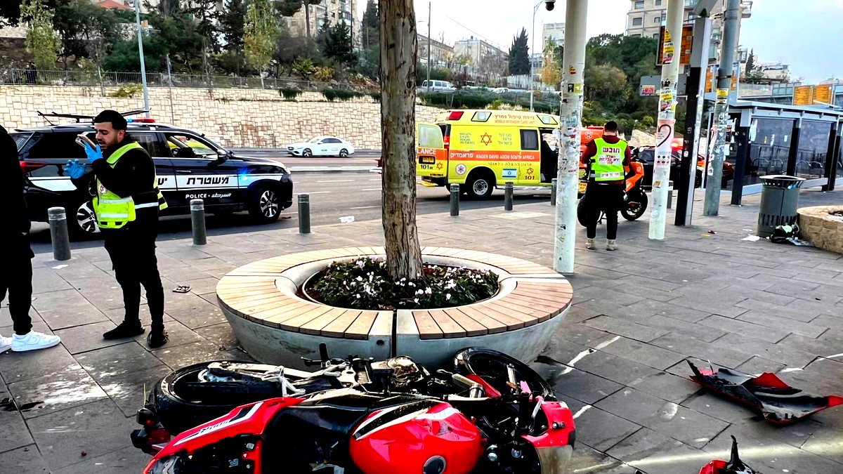 القدس: إصابة شاب بجراح خطيرة إثر حادث دراجة نارية