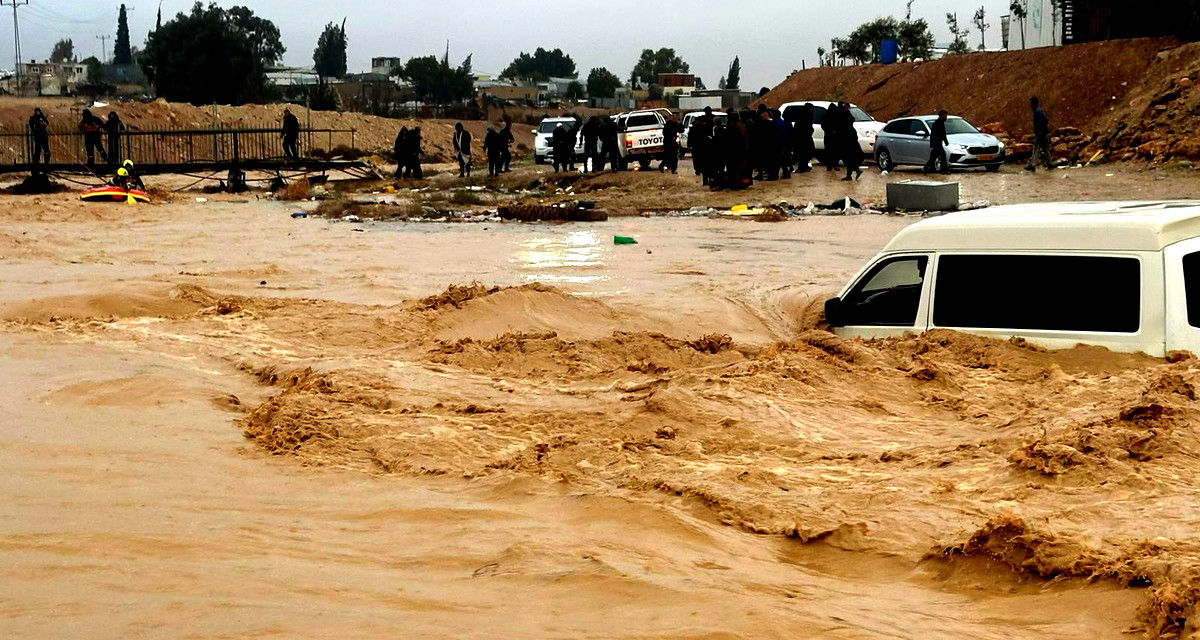 إنقاذ أب وطفله من مركبة جرفها فيضان على شارع 80 بالنقب