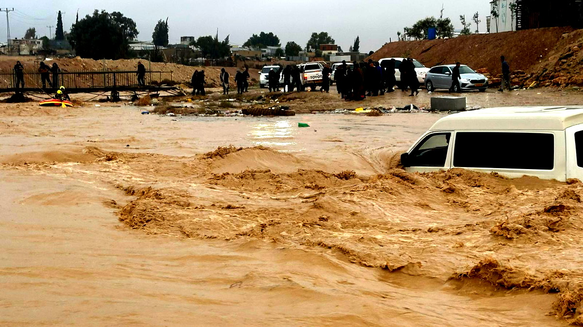 إنقاذ أب وطفله من مركبة جرفها فيضان على شارع 80 بالنقب