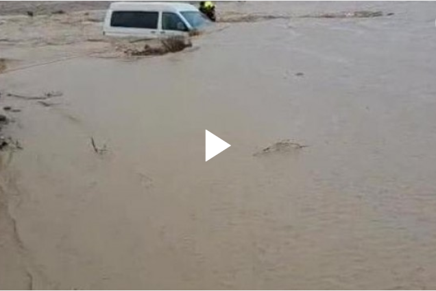 إنقاذ عائلة علقت بين الفيضانات في الجنوب